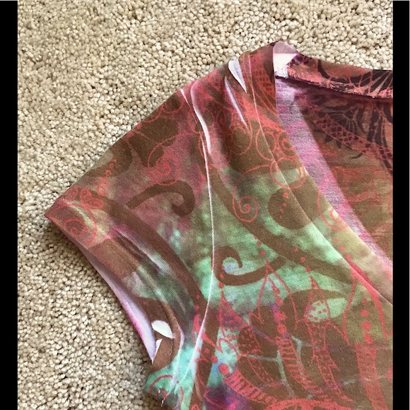 🆕🔥CHARLOTTE RUSSE REALLY CUTE V-NECK SHORT SLEEVE SHIRT MULTICOLORED FITTED - Picture 2 of 4